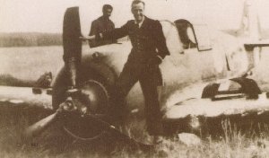 Edmond MARIN LA MESLEE, devant son Curtiss H-75, l&eacute;g&egrave;rement endommag&eacute;