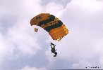 Et un petit parachutiste...